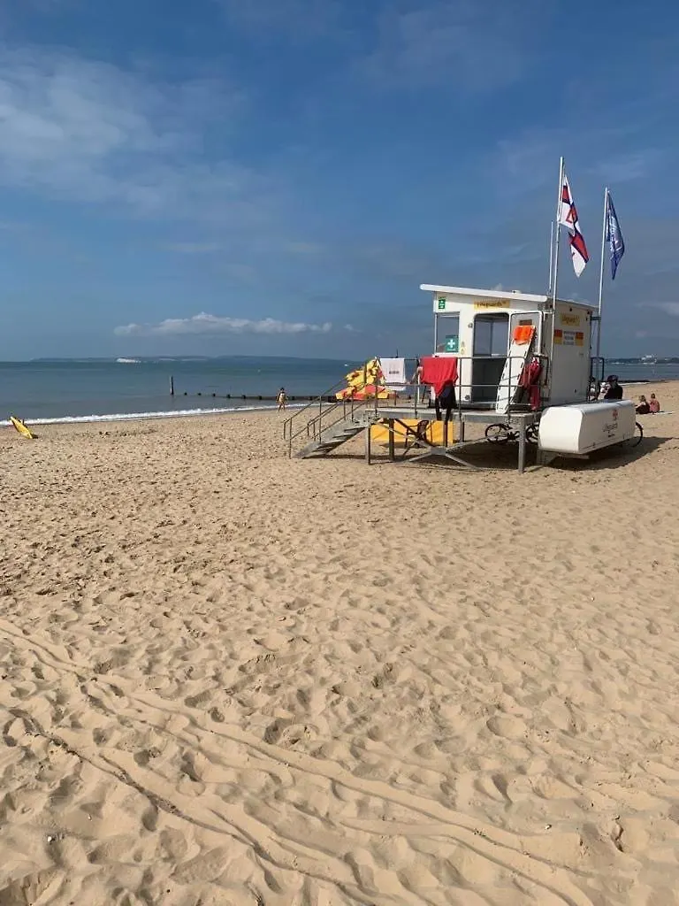 Coastal Views-2 Bedroom, 2 Bathroom Flat In Southbourne With Balcony And Panoramic Sea Views Bournemouth