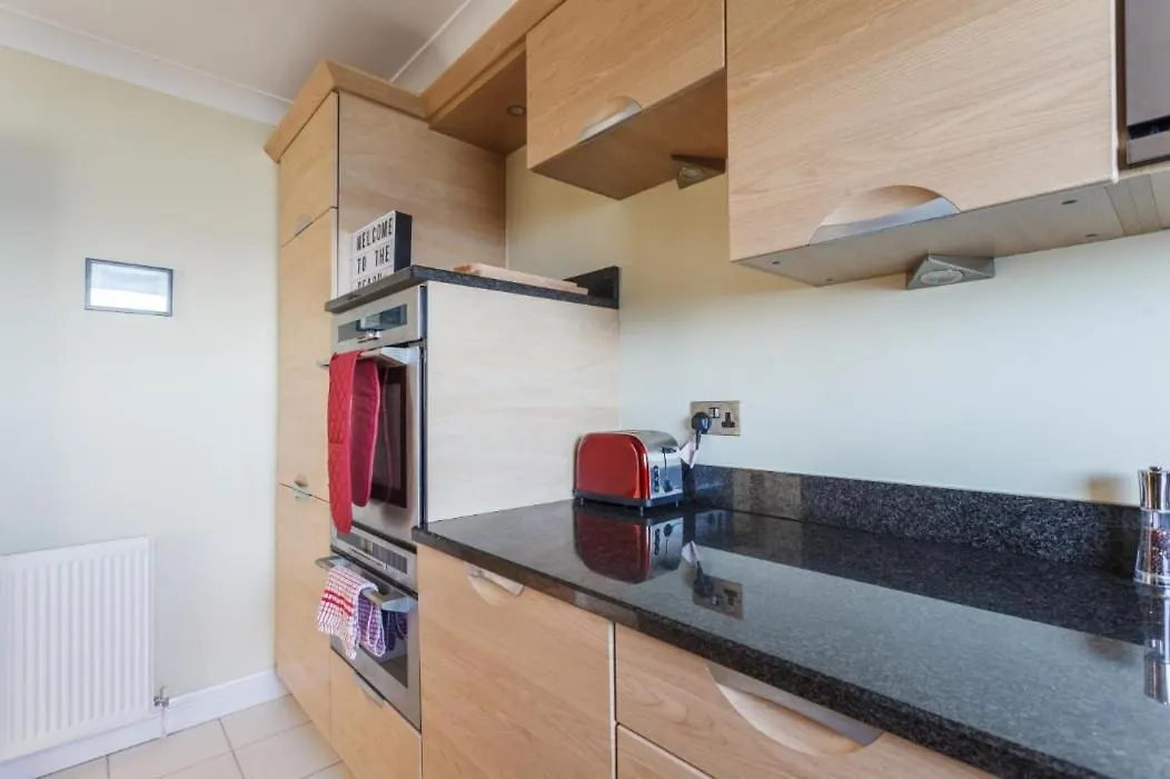 Coastal Views-2 Bedroom, 2 Bathroom Flat In Southbourne With Balcony And Panoramic Sea Views 伯恩茅斯